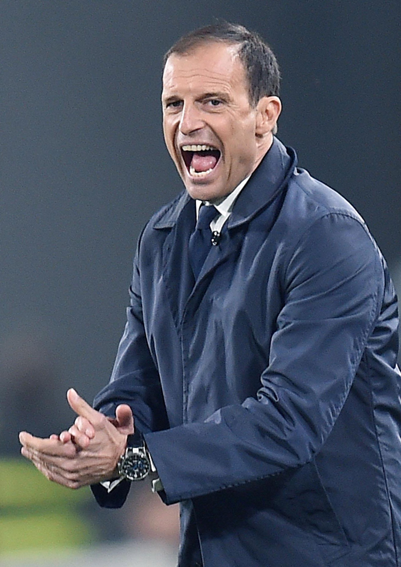 但他表现出 但他表现出